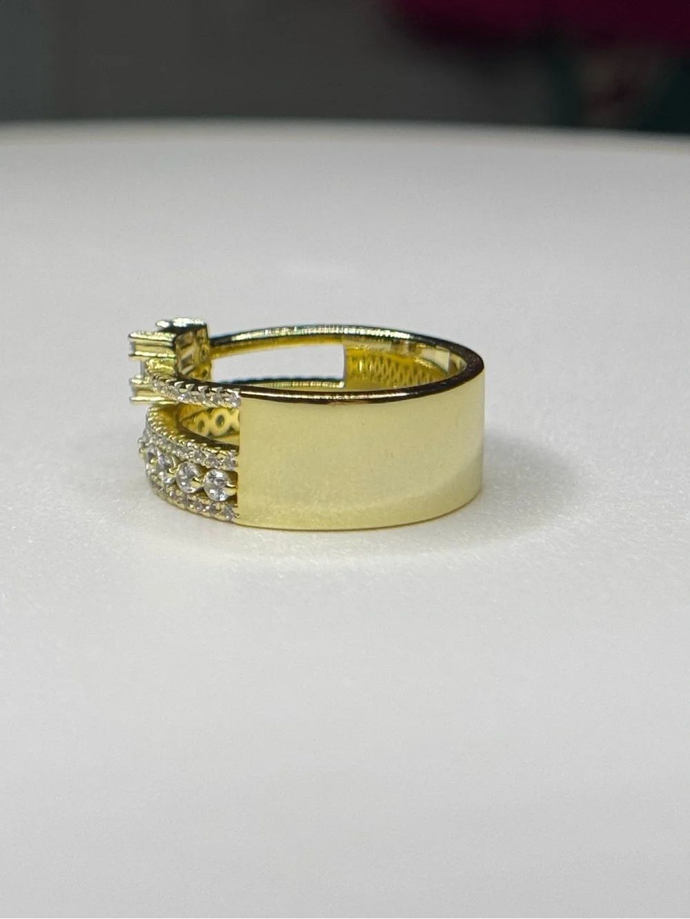 Moissanite shiny gold
